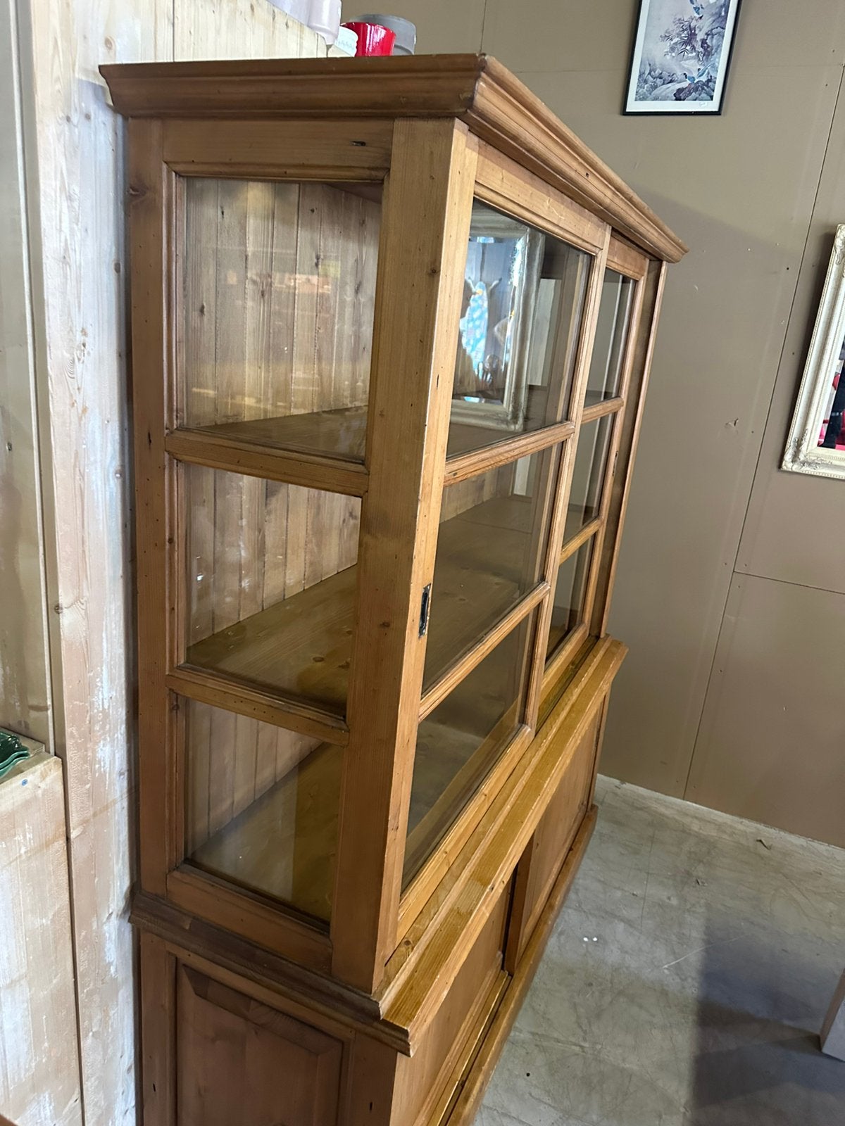 Robuuste grenenhouten vitrine kast met schuifdeuren, Huis en Inrichting, Gebruikt, C, 200 cm of meer, 150 tot 200 cm