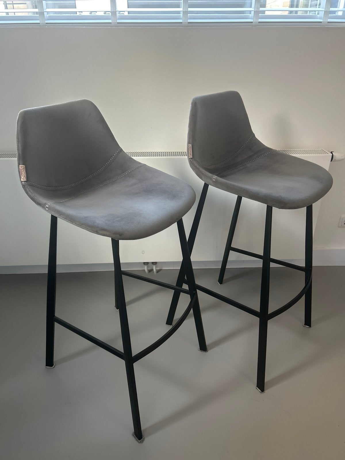 2x Dutchbone Franky Velvet barstoelen - Grijs, Huis en Inrichting, 2 krukken, Ophalen of Verzenden, Zo goed als nieuw, 90 cm of meer