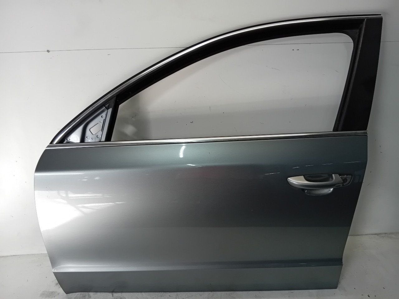 Portier links voor Skoda Superb, Onderdelen@venauto.nl, Van der Ven Autorecycling B.V., Gebruikt, Ettenseweg 76, 4706 PB Roosendaal, The Netherlands