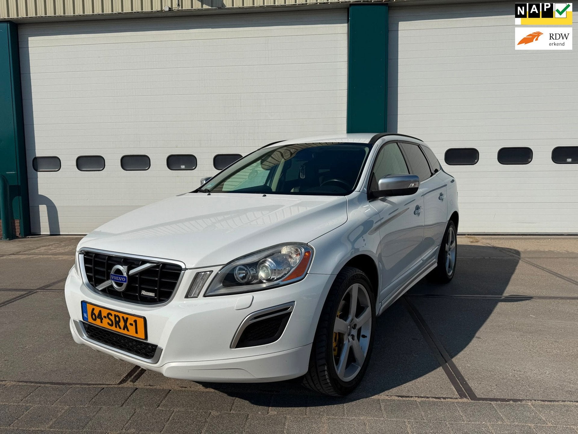 Volvo XC60 2.0 T5 R-Design, Auto's, Volvo, Euro 5, Zwart, 4 cilinders, Bedrijf