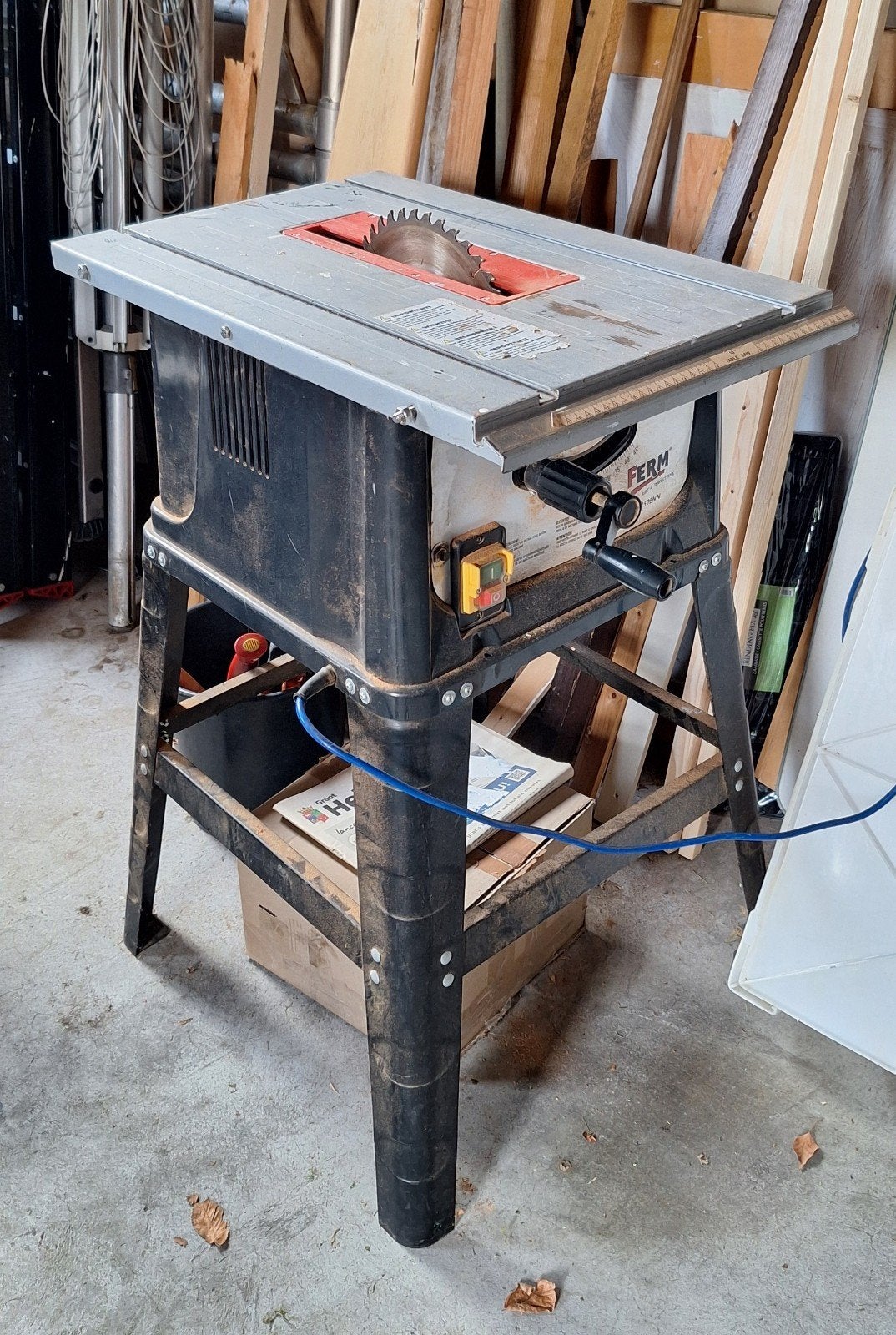 Kleine elektrische zaagtafel.