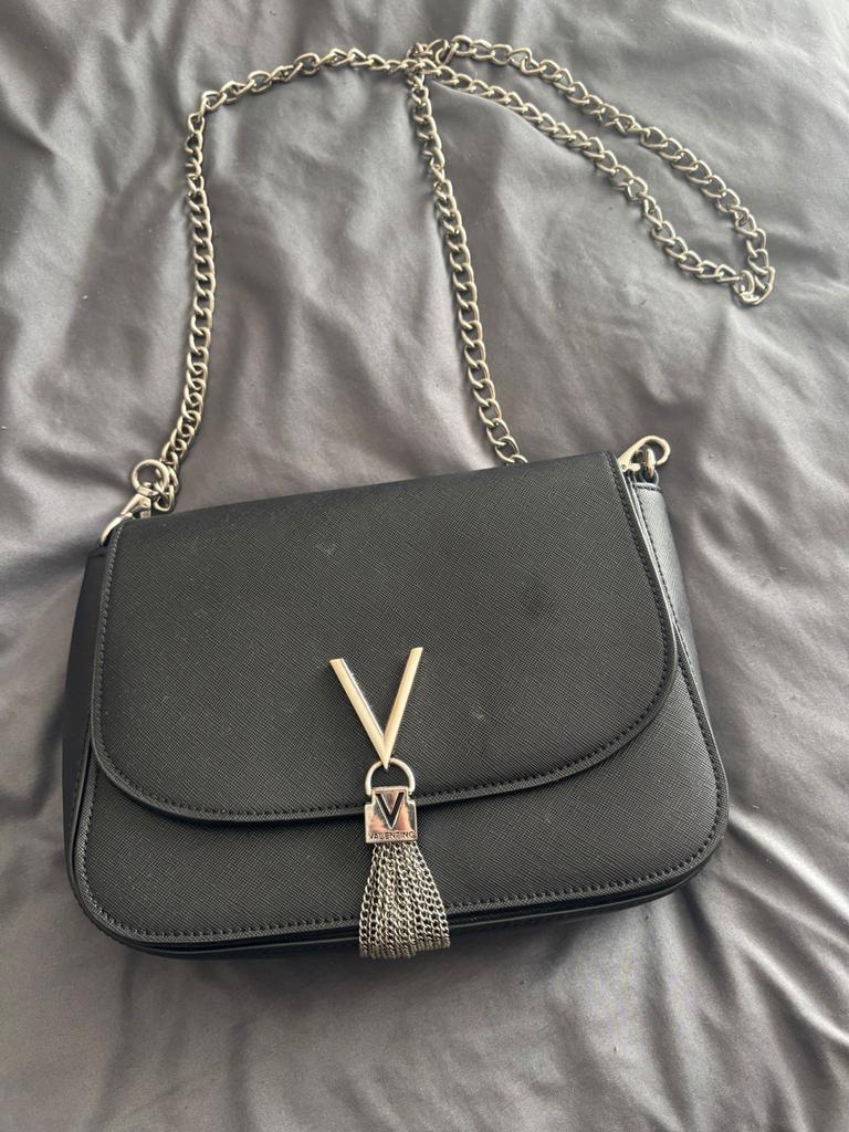 Valentino Zwarte schoudertas met zilveren ketting, Ophalen of Verzenden, Zo goed als nieuw, Zwart, Schoudertasje
