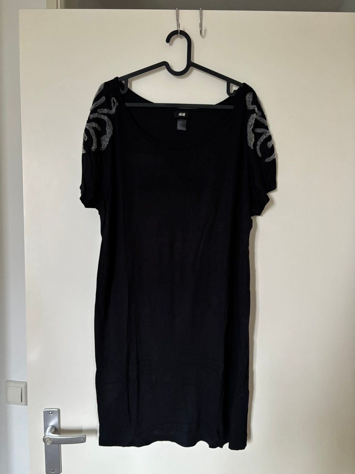 Nieuwe jurk H&M met pailletten schouders maat M, Maat 38/40 (M), Zwart, Nieuw, Ophalen of Verzenden
