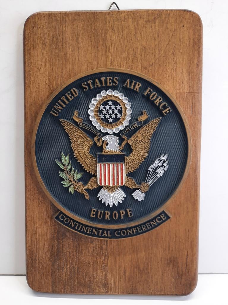 Amerikaans schild NAVO conferentie in Europa, Verzamelen, Militaria | Algemeen, Verzenden, Landmacht, Amerika, Embleem of Badge