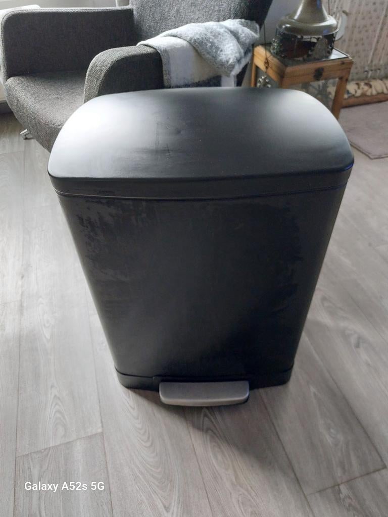 Grote pedaal emmer,  maat op sticker., 40 liter of meer, Ophalen, Zo goed als nieuw, Minder dan 50 cm