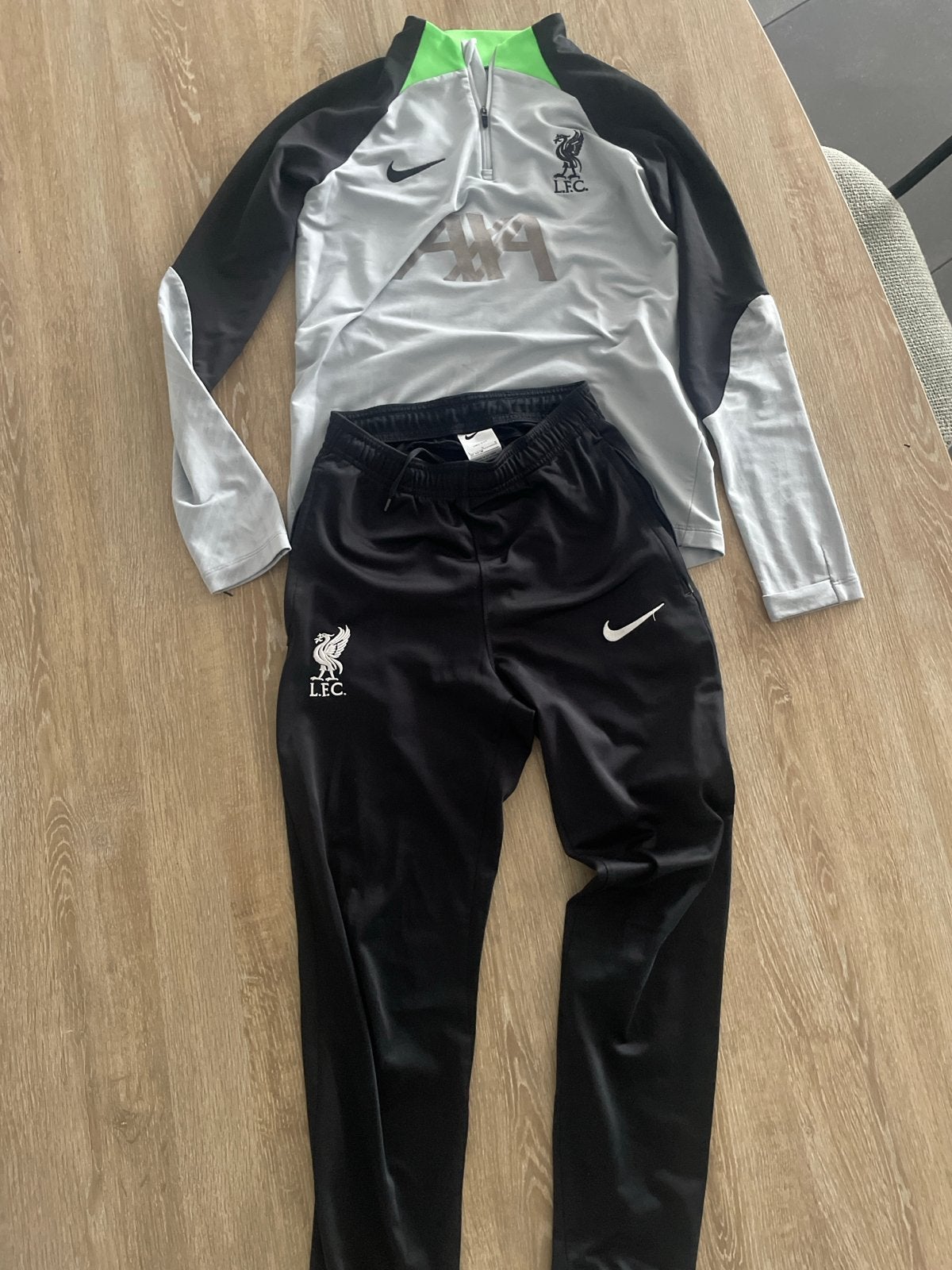 Liverpool Nike trainingspak maat L (147-158 cm), Kinderen en Baby's, Ophalen of Verzenden, Zo goed als nieuw, Jongen, Setje