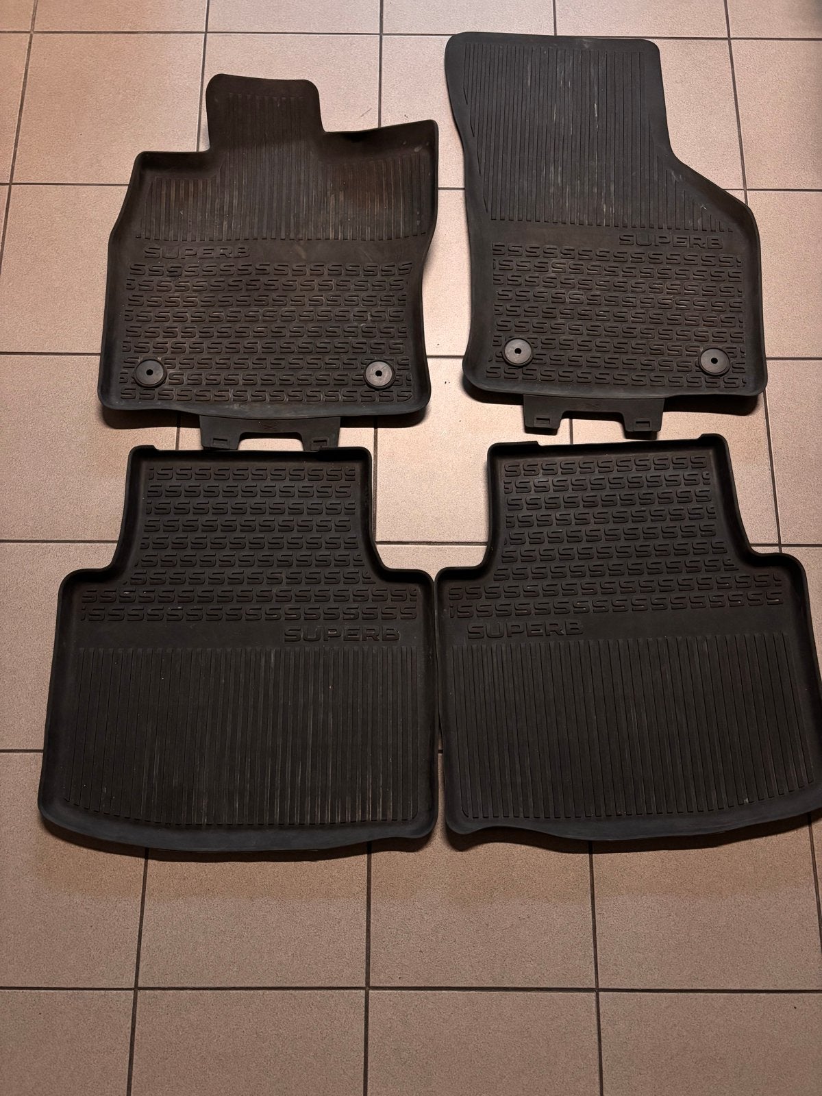 Skoda Superb rubberen automatten (set van 4), Ophalen of Verzenden, Gebruikt