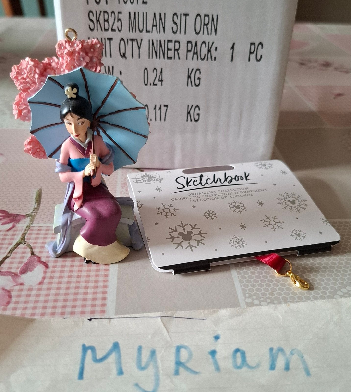 Disney Mulan sitting Sketchbook ornament, Ophalen of Verzenden, Overige figuren, Zo goed als nieuw, Beeldje of Figuurtje
