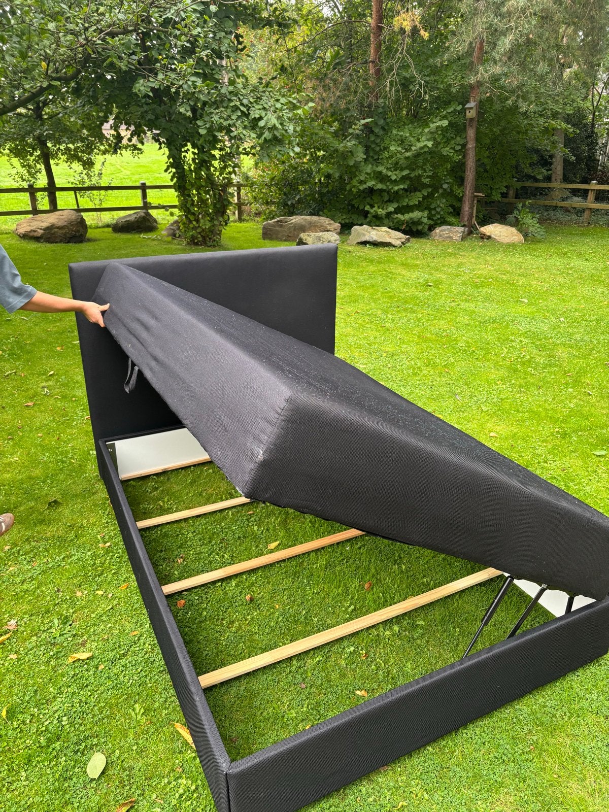 Jysk Twijfelaar opbergruimte 140x200 met optionele topper, Ophalen, Zwart, 140 cm, Zo goed als nieuw
