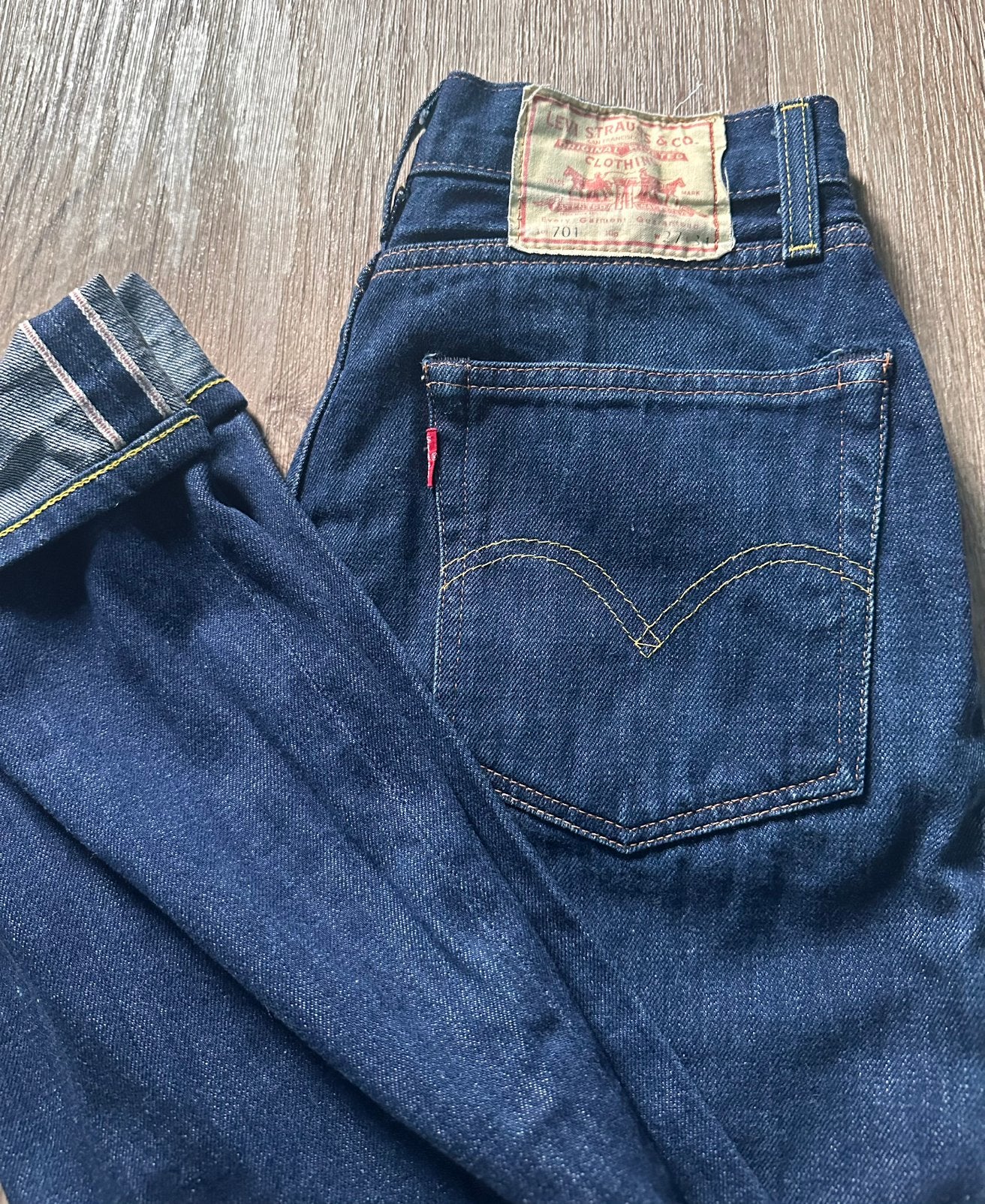 Jeans Levis 701 pink selvedge maat XS/S, Ophalen of Verzenden, Gedragen, Blauw, W27 (confectie 34) of kleiner