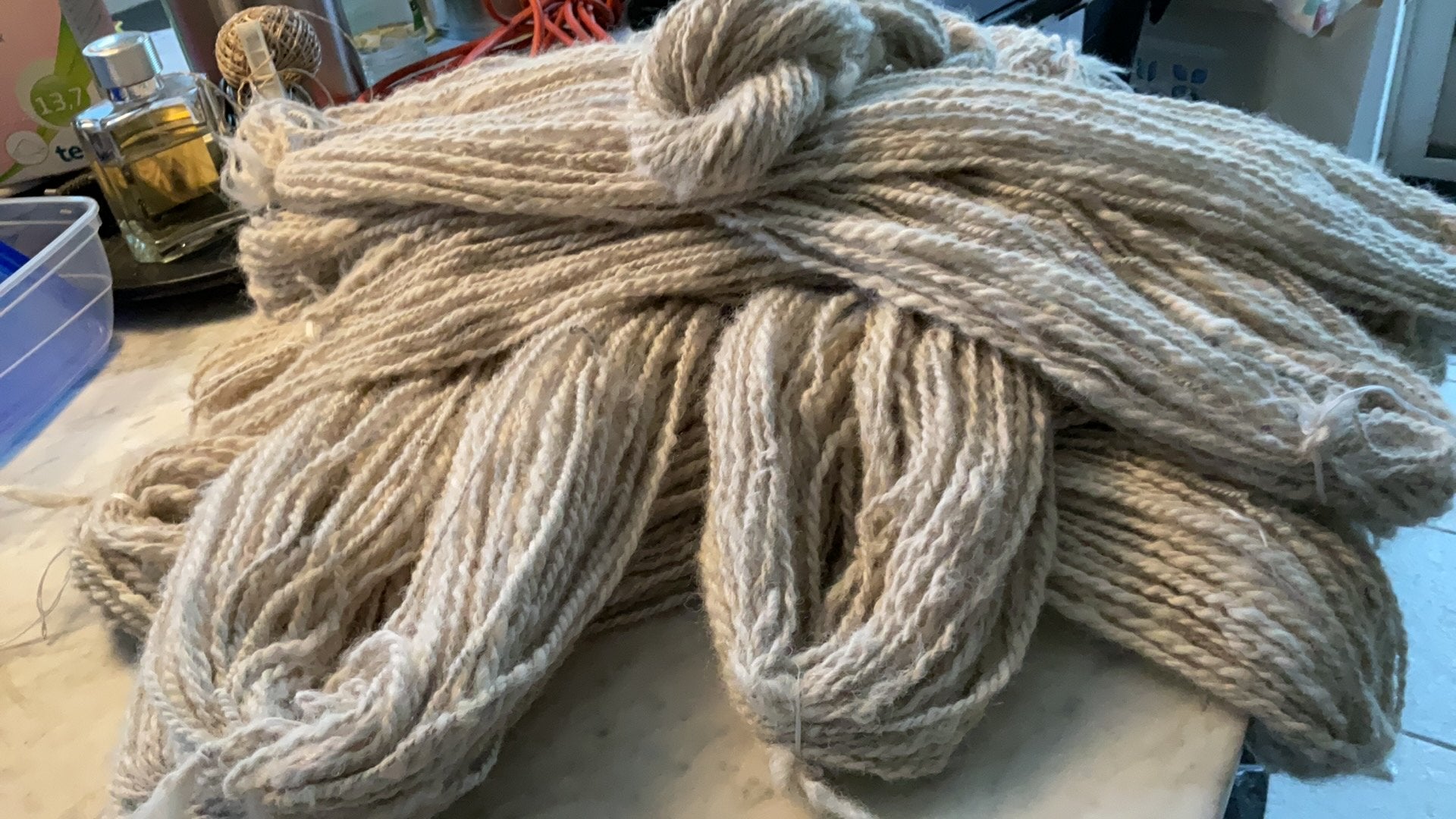 1100 gram wit handgesponnen alpaca wol 75,00, Hobby en Vrije tijd, Ophalen of Verzenden, Nieuw, Breien of Haken, Wol of Garen