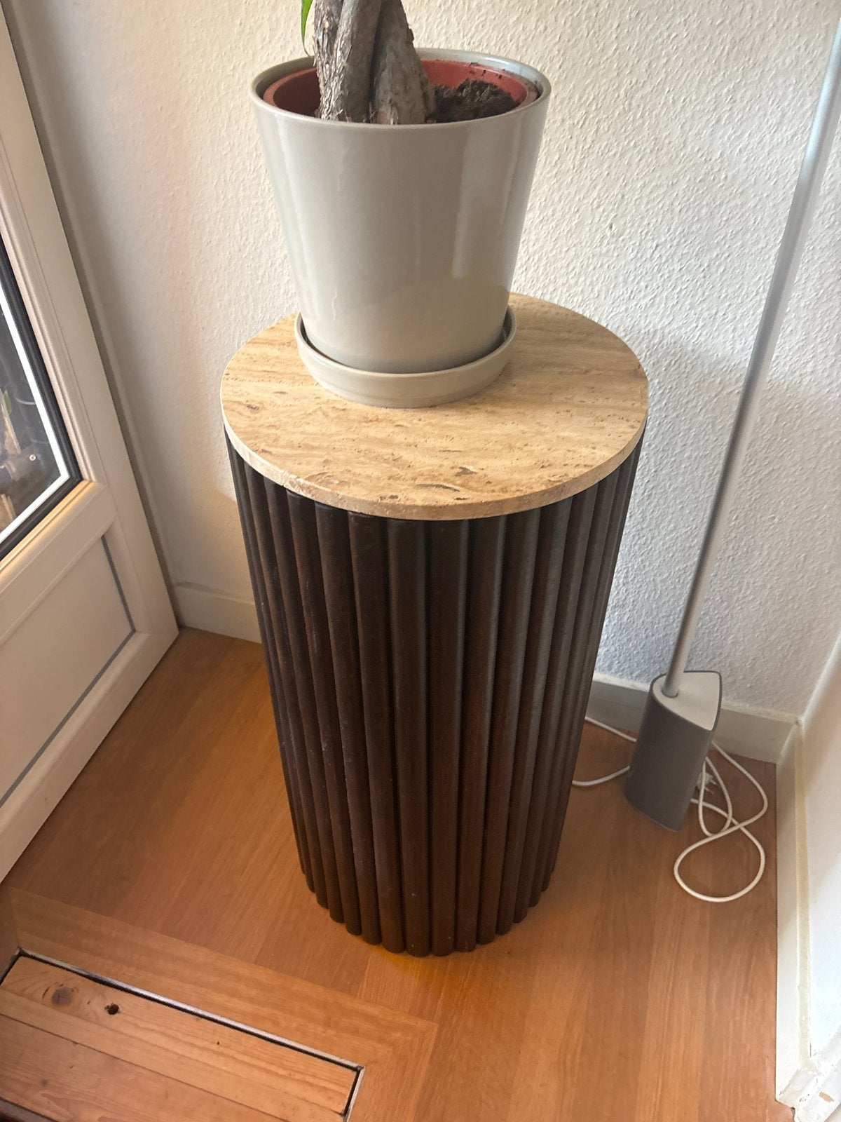 Zuil met travertin  blad, Huis en Inrichting, Tafels | Bijzettafels, Minder dan 55 cm, Rond, Ophalen of Verzenden, Zo goed als nieuw