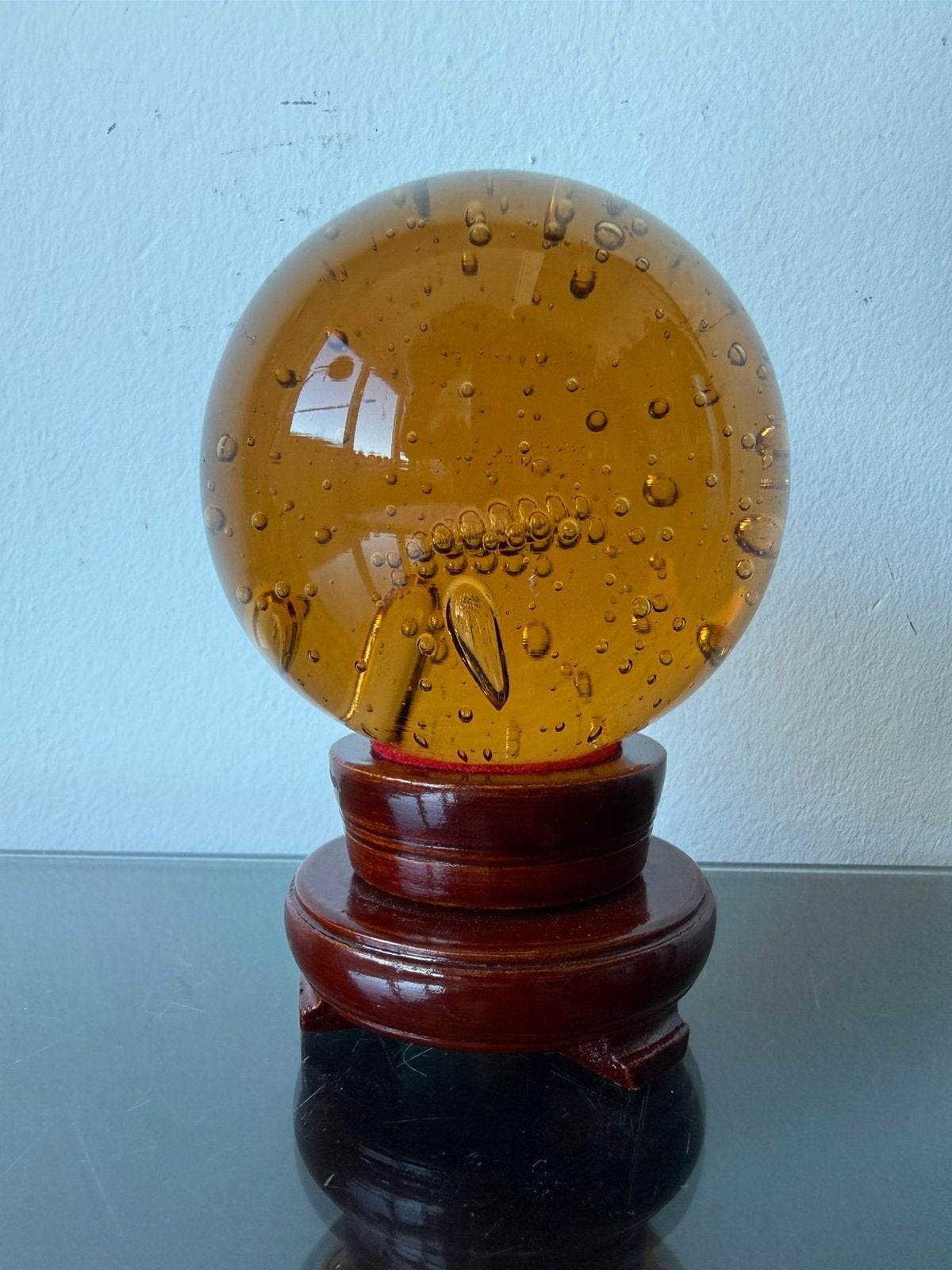 Prachtige presse papier glazen bol amber op voetje, Ophalen of Verzenden