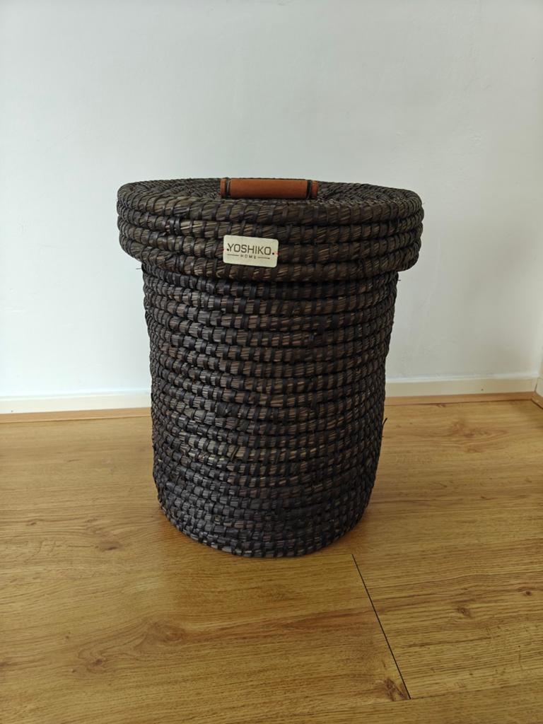 Mooie rieten mand. H 42 cm met deksel 44 cm doorsnee 32 cm, Ophalen of Verzenden, Zo goed als nieuw
