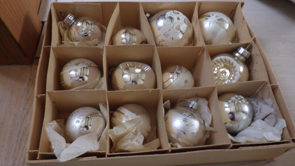 12 mooie oude kerstballen (zilver/wit), Diversen, Kerst, Ophalen of Verzenden, Gebruikt