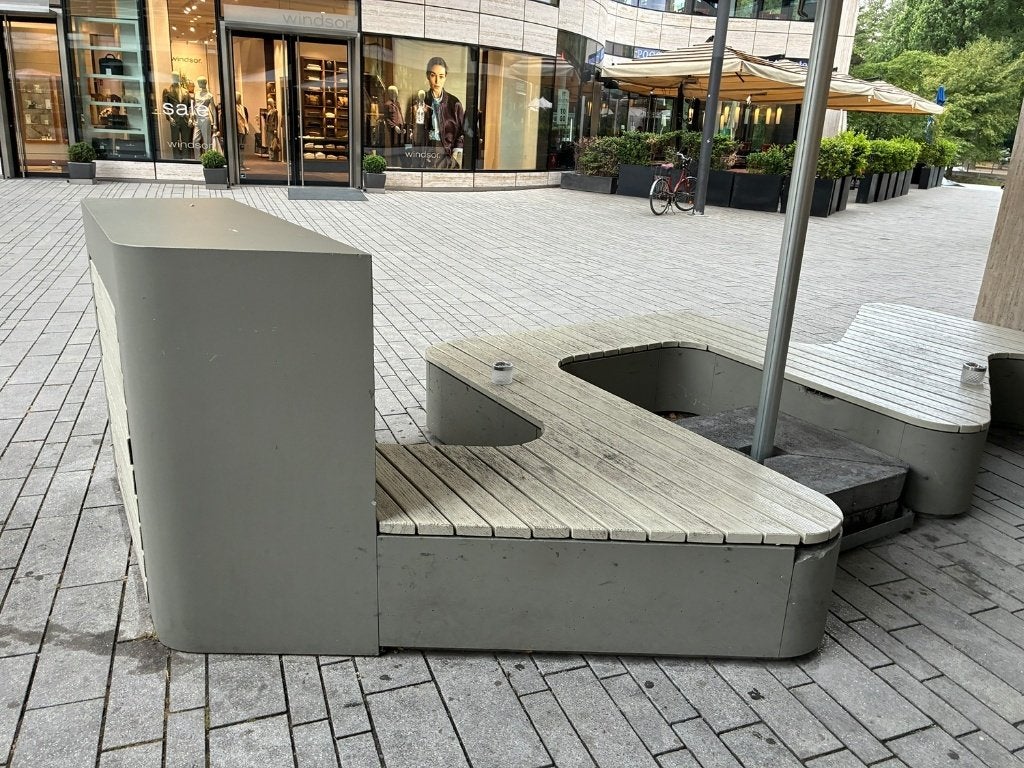 Betonnen Bartafels en Zitje met Kast, Ophalen, Gebruikt
