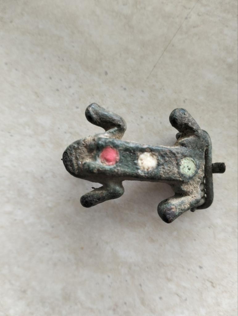 Romeinse kikker fibula met glaspasta,incl naald 2-3e eeuw, Ophalen of Verzenden