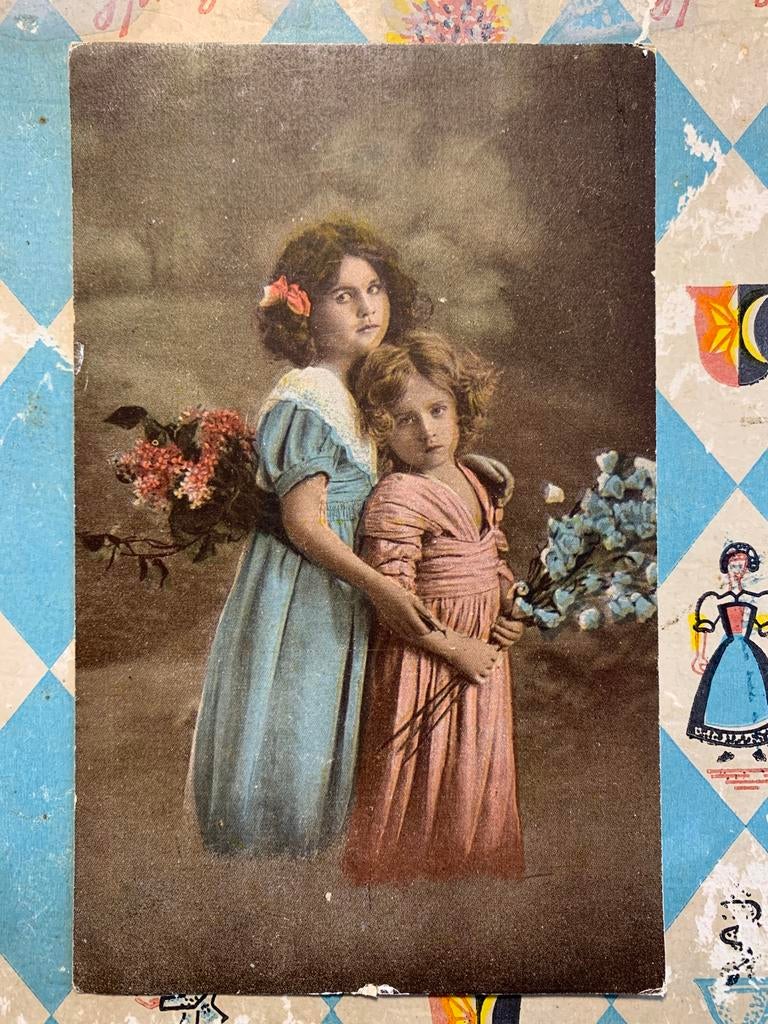 Twee zusjes met bloemen, Ophalen of Verzenden, Voor 1920, Gelopen, Kinderen
