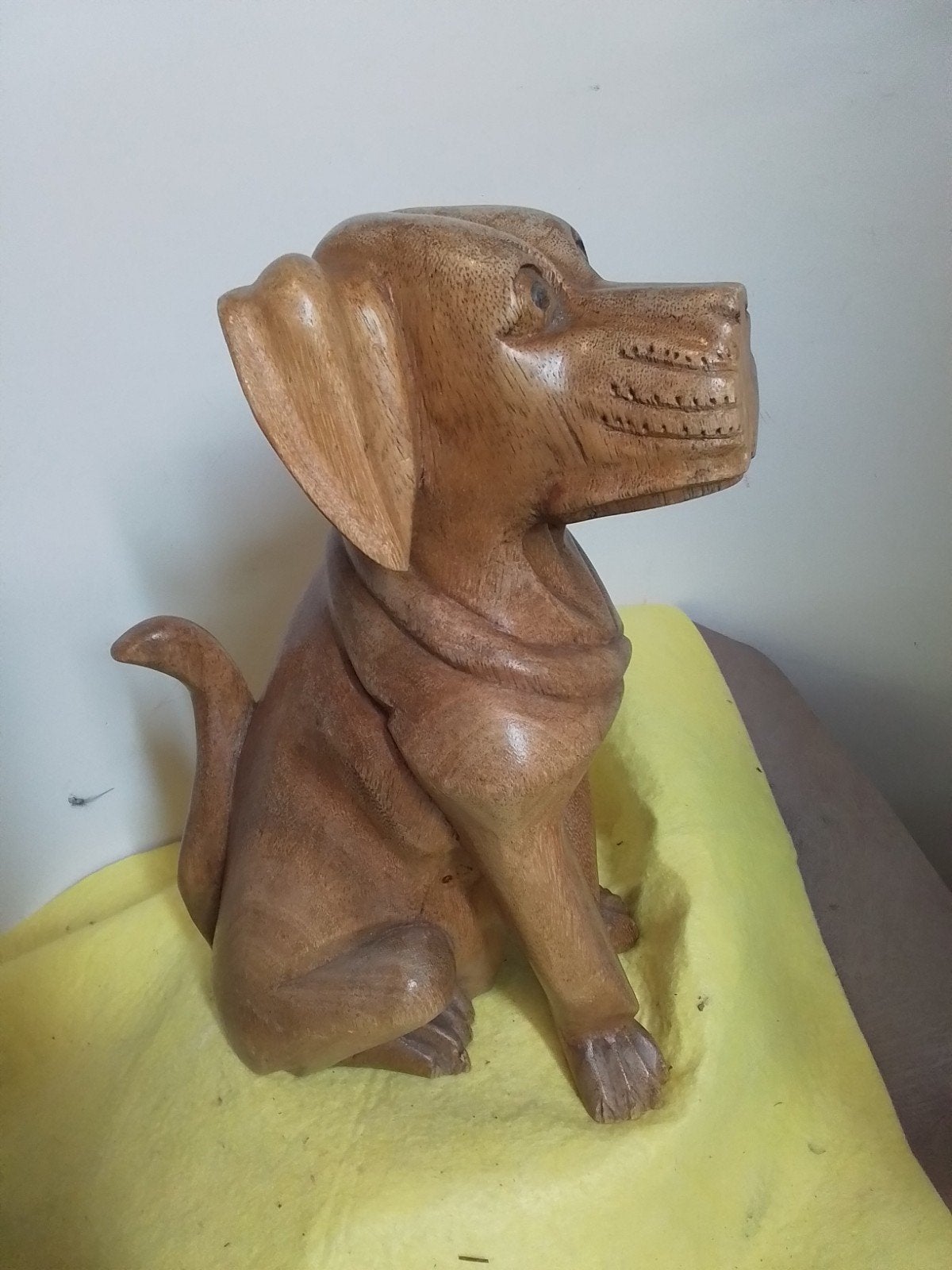 12618) mooi groot houten beeld hond  hoog 32cm, Ophalen of Verzenden