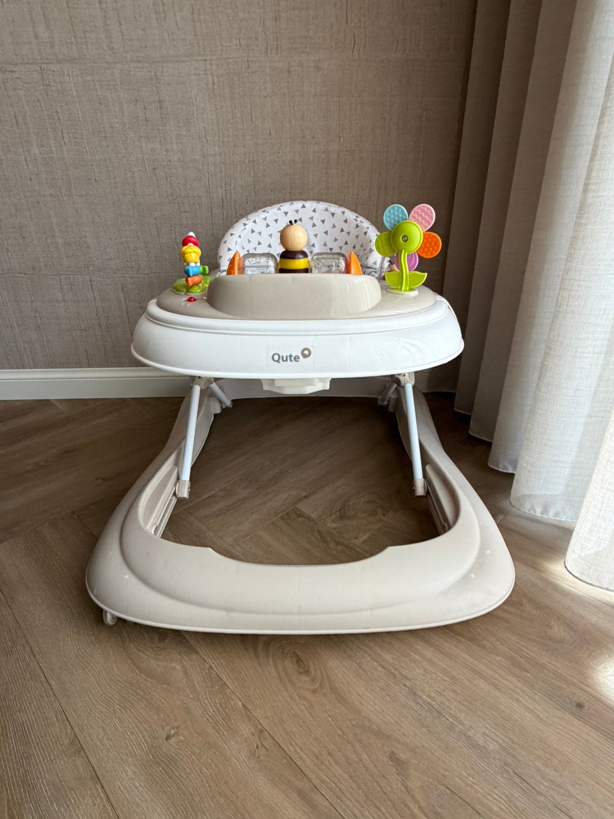 Qute loopstoel taupe/wit, Kinderen en Baby's, Wipstoeltjes, Ophalen, Zo goed als nieuw, Overige merken, Verstelbaar