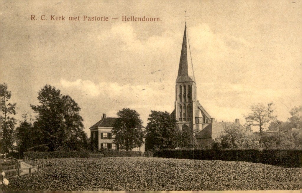 Hellendoorn RC Kerk met Pastorie # 555, Verzenden, Voor 1920, Gelopen, Overijssel