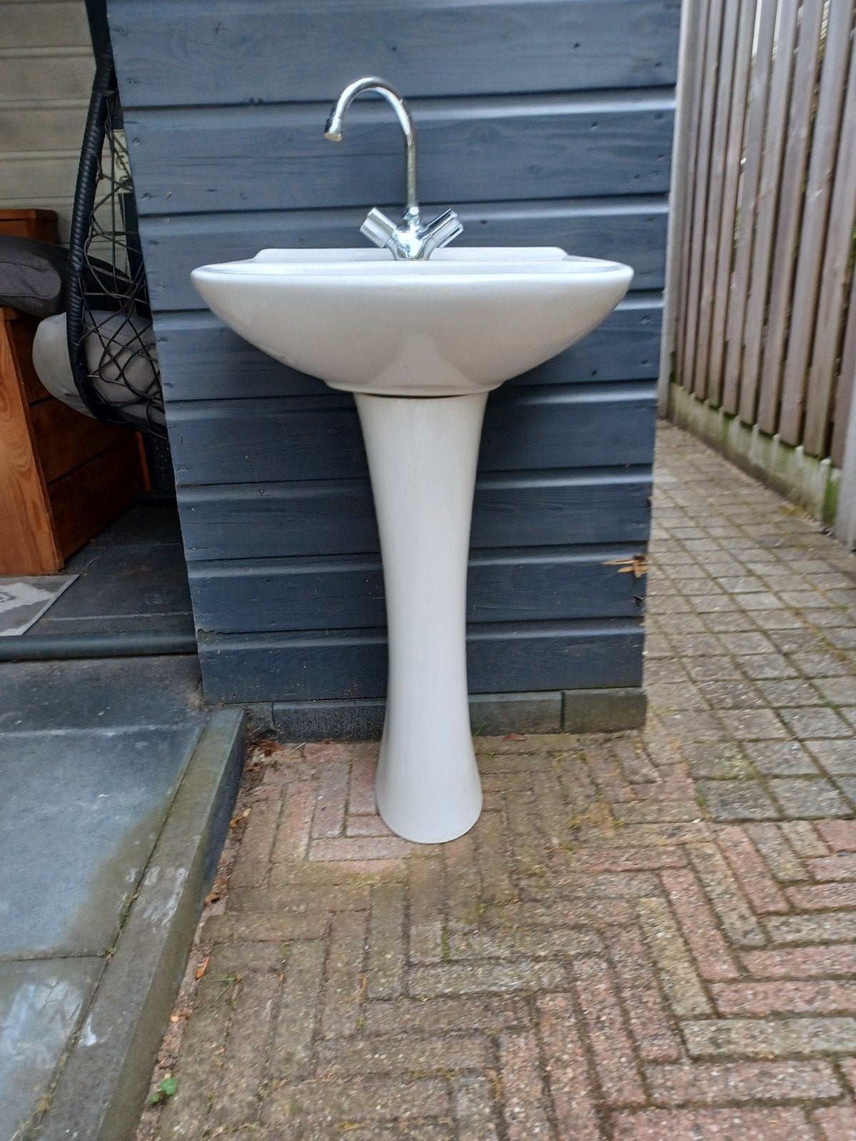 Wastafel met een wastafelzuil en kraan, Ophalen, Gebruikt, Chroom, Wastafel