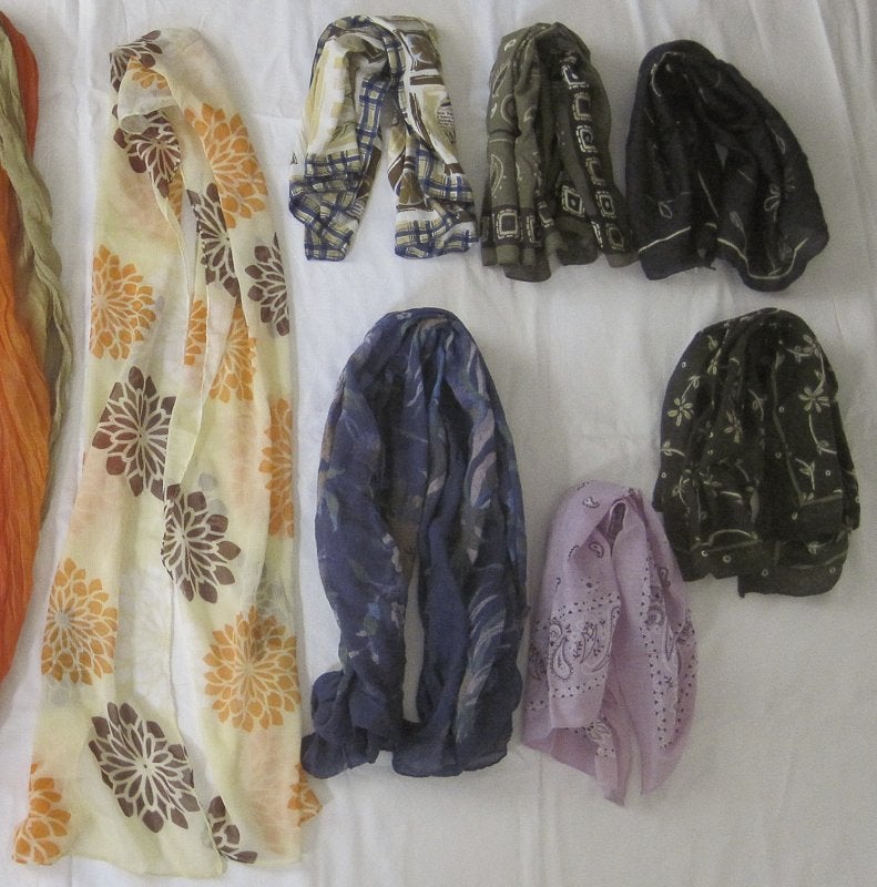 Pakket met 7 sjaals o.a. met bloemen, Kleding | Dames, Mutsen, Sjaals en Handschoenen, Ophalen, Zo goed als nieuw, Maat 38/40 (M)