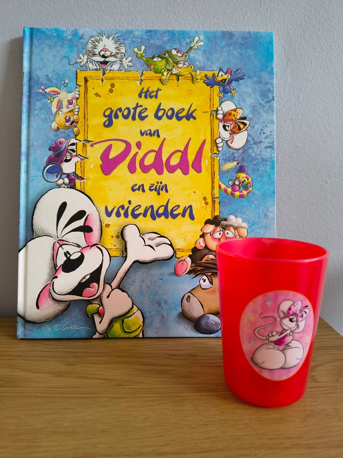 Het grote boek van Diddl en zijn vrienden + beker, Verzamelen, Diddl, Ophalen of Verzenden, Diddl, Zo goed als nieuw, Overige typen