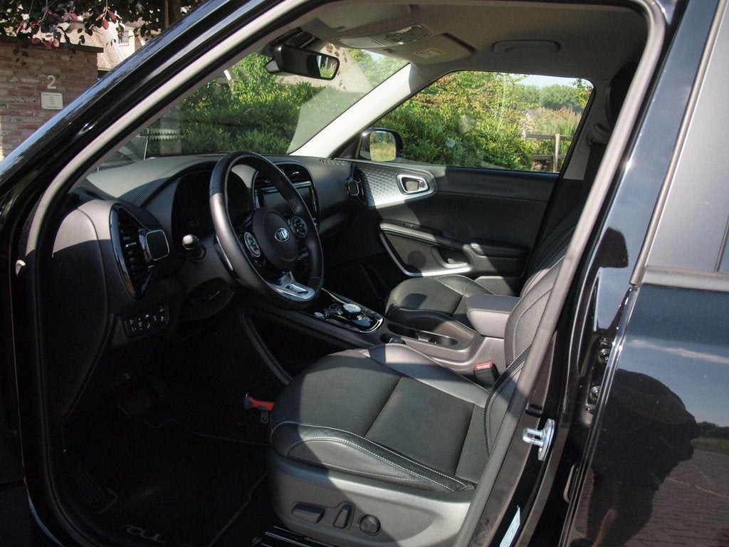 Kia e-Soul ExecutiveLine 64 kWh | Camera | Trekhaak | Harman, Auto's, Kia, Gebruikt, 1657 kg, Zwart, Lichtsensor