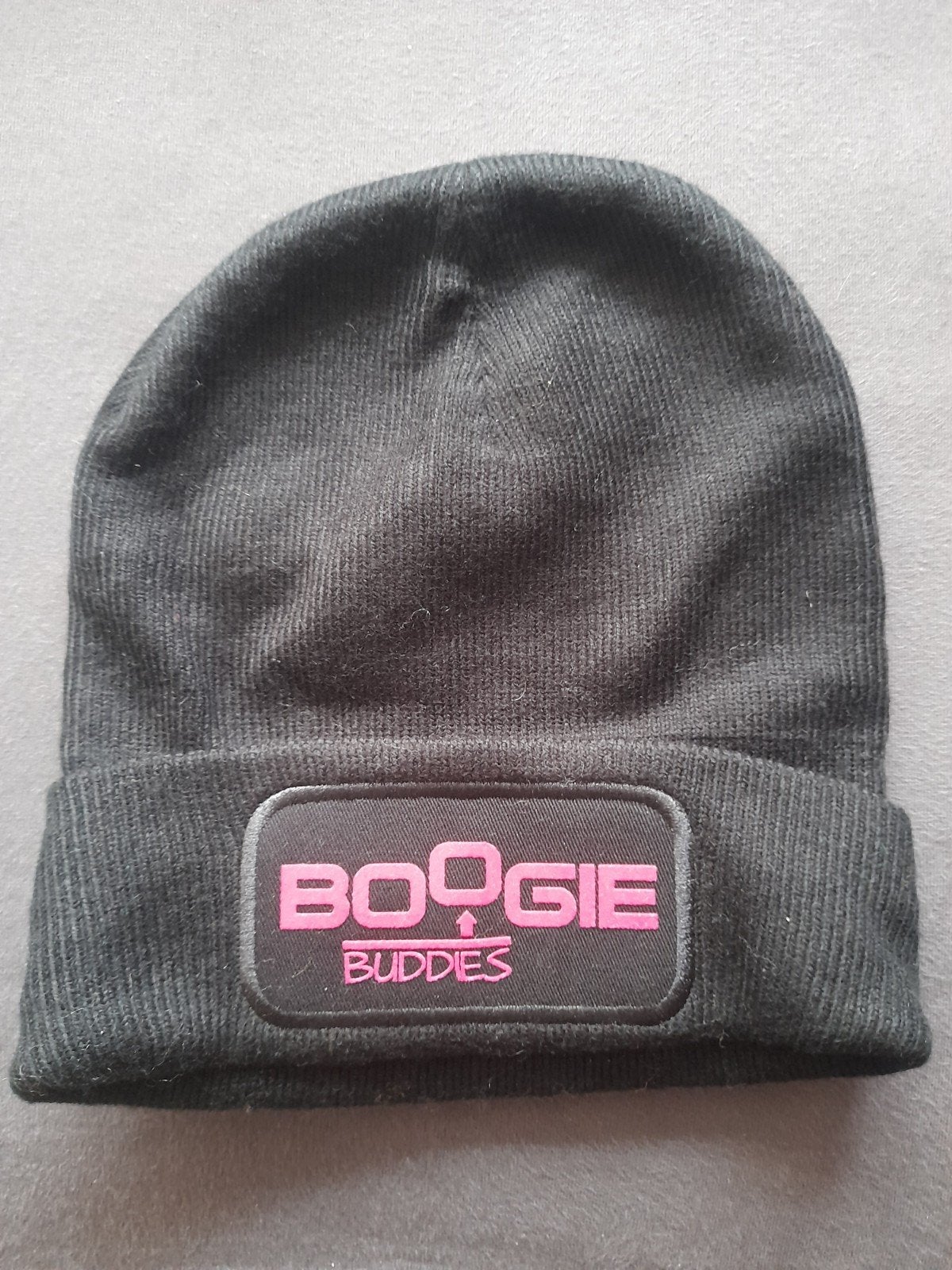 Zwarte muts met roze 'Boogie Buddies' logo, Kleding | Dames, Boogie Buddies, Ophalen of Verzenden, Zo goed als nieuw, Muts