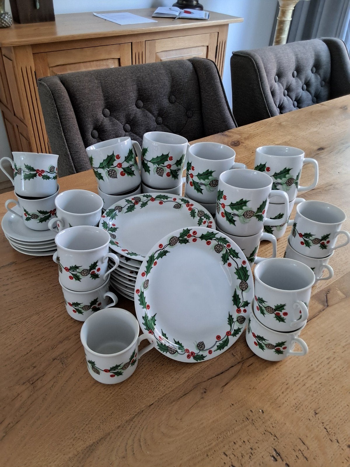 Kerstservies: Mokken, Kopjes, Onder- en Gebaksbordjes, Huis en Inrichting, Ophalen