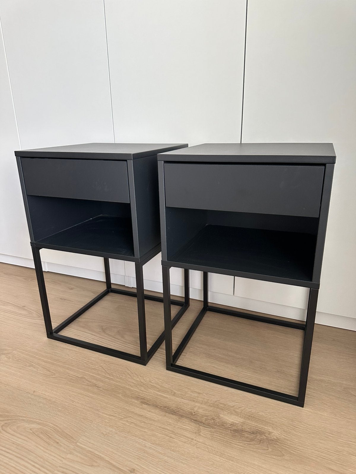 2x nachtkastje Vikhammer Ikea zwart, Ophalen, Overige materialen, Minder dan 45 cm, 55 tot 70 cm