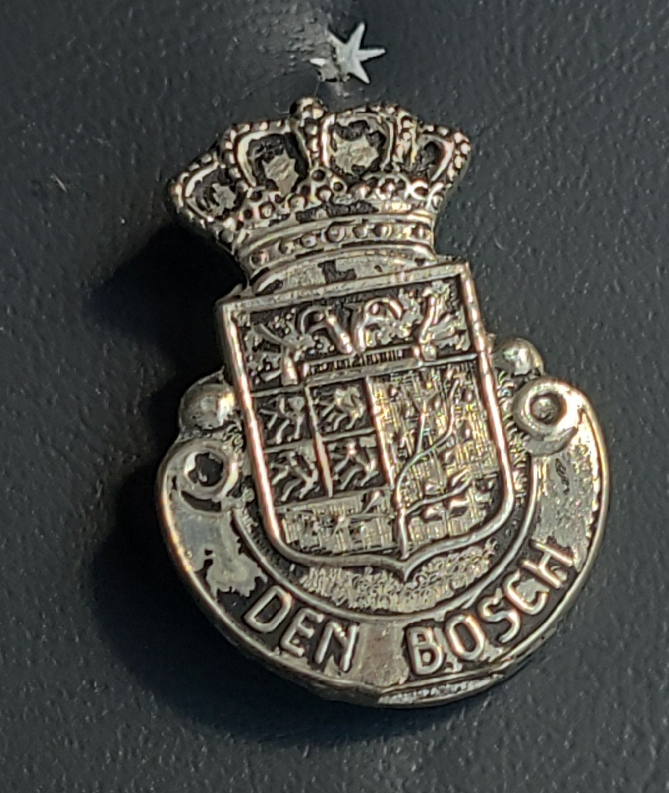 Vintage Speldje 's-Hertogenbosch Wapen, Verzamelen, Speldjes, Pins en Buttons, Verzenden