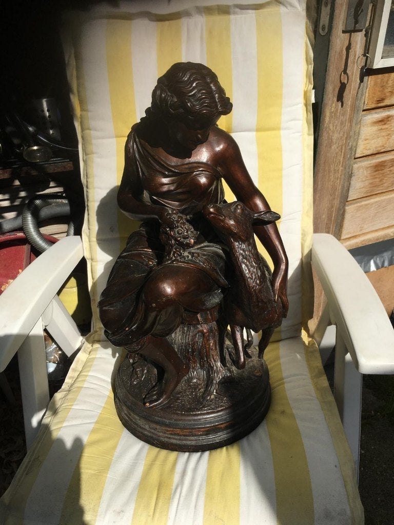Beeld van Vrouw met hert.Gebronst Terra Cotta., Antiek en Kunst, Ophalen, Natuurlijk materiaal, 50 - 100 cm, Bruin