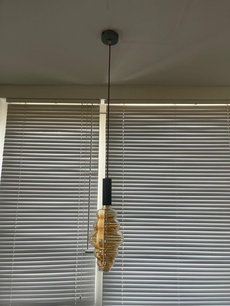 Design hanglamp met amberkleurige LED bulb, Huis en Inrichting, Lampen | Hanglampen, Ophalen, Gebruikt, Design hanglamp met grote decoratieve LED lamp