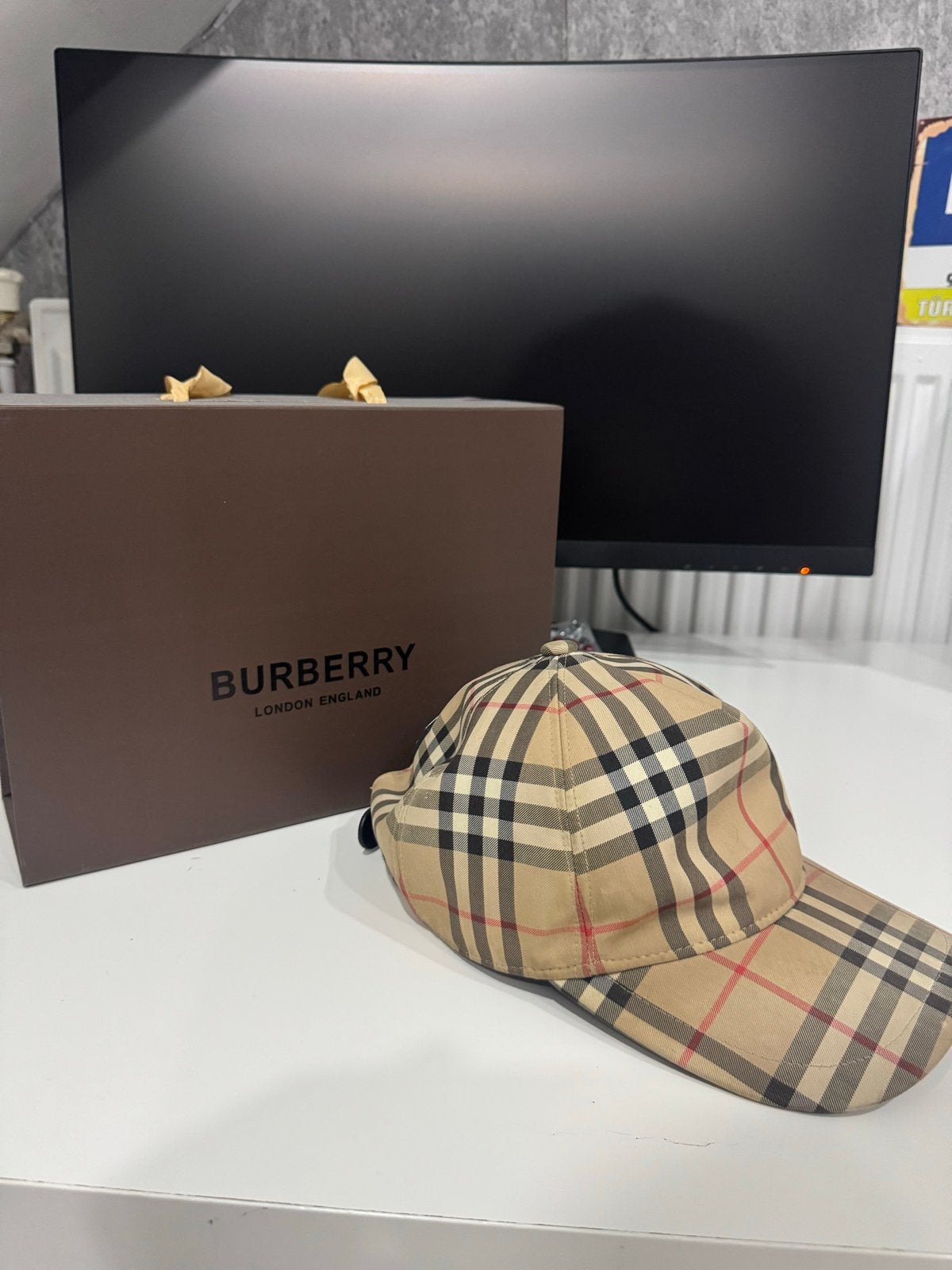 Burberry pet met doos en etiketten - Maat M, Ophalen of Verzenden, Zo goed als nieuw, 56 of 57 cm (M, 7 of 7⅛ inch), Pet