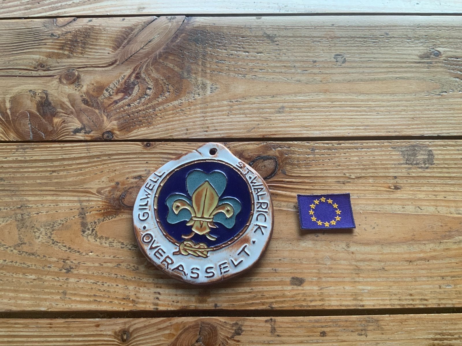 Vintage Gilwell Overasselt St-Walrick Scout badge, Verzamelen, Scouting, Ophalen, Gebruikt, Embleem, Speld of Insigne