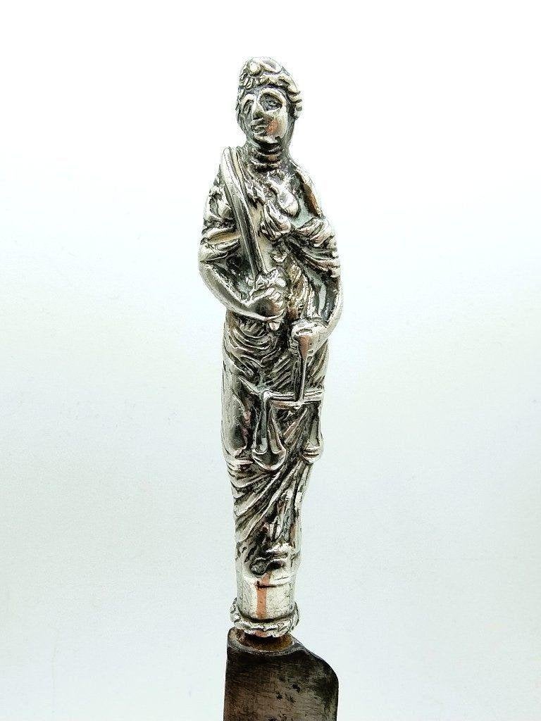 Mes met zilveren heft uit de 17e eeuw! Vrouwe Justitia., Verzenden, Zilver