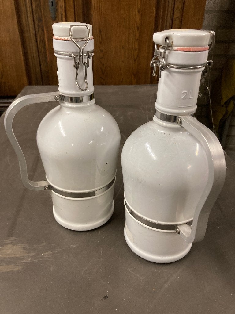 2 afsluitbare stenen flessen van 2 liter - Samen 8 euro, Antiek en Kunst, Ophalen of Verzenden