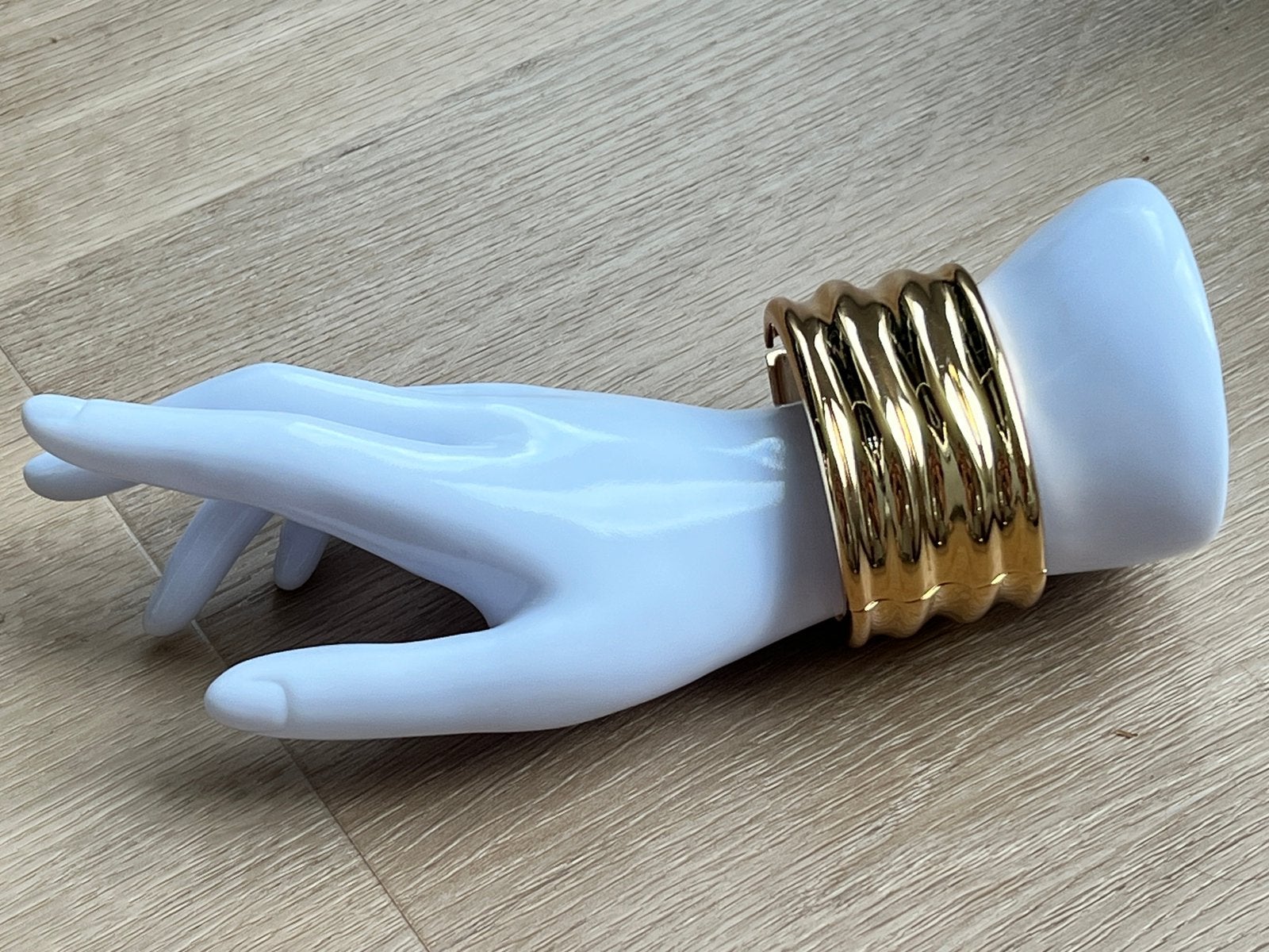 Nieuw - brede goudkleurige klik armband - slavenarmband, Ophalen of Verzenden, Nieuw, Goud, Overige materialen