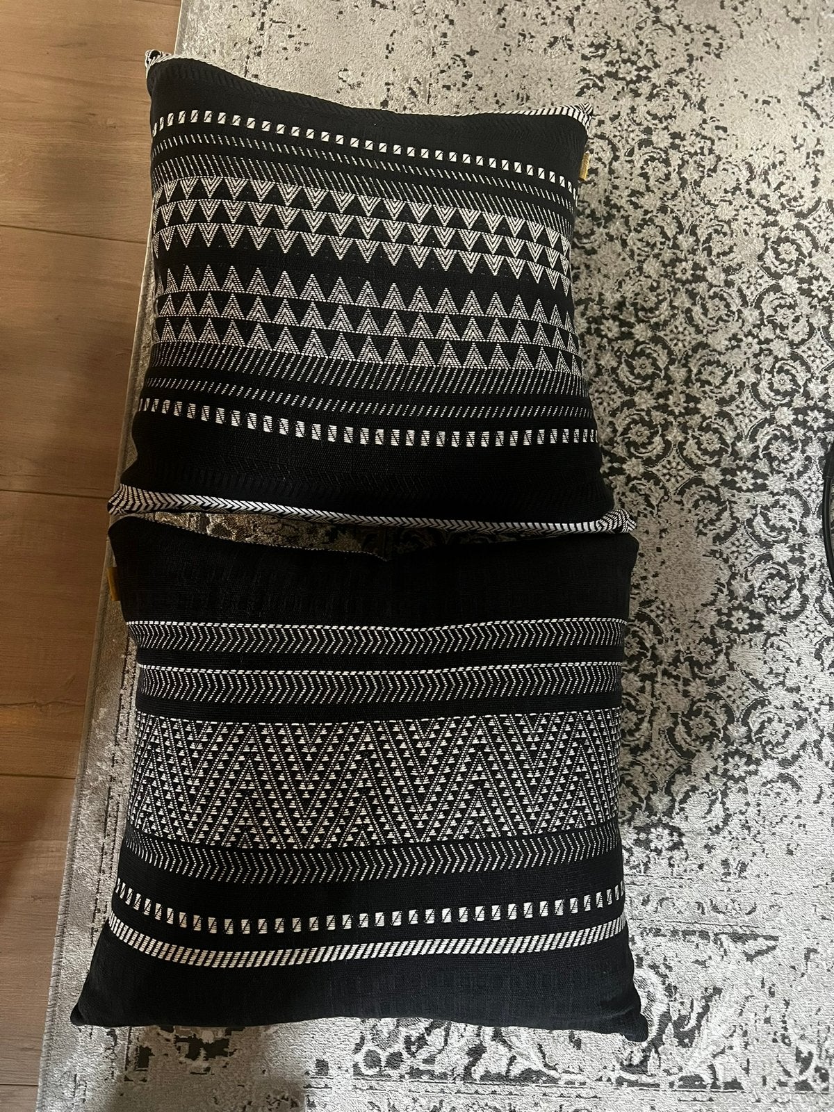 2x Malagoon kussens Native Stripe Nieuwstaat!, Huis en Inrichting, Woonaccessoires | Kussens, Zo goed als nieuw, Zwart, Vierkant