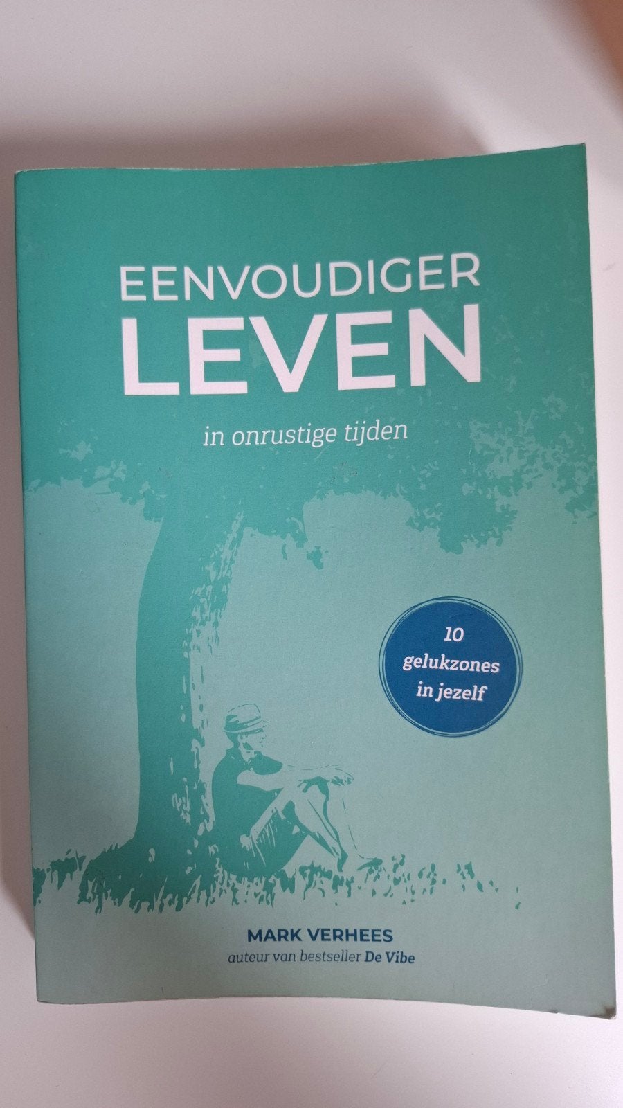 Eenvoudiger Leven in Onrustige Tijden - Mark Verhees, Ophalen of Verzenden, Zo goed als nieuw, Overige onderwerpen, Mark Verhees