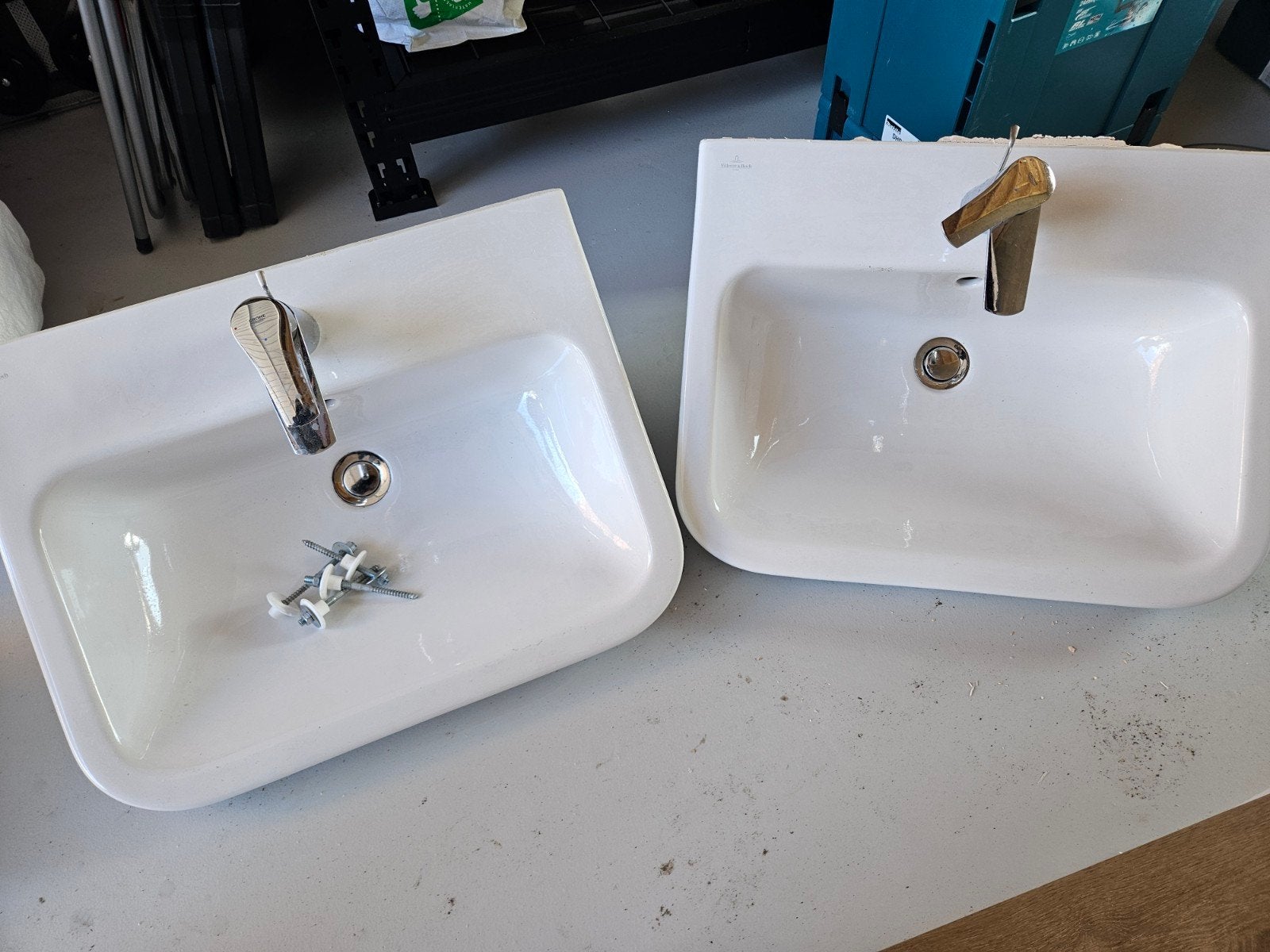 Twee nieuwe witte wastafels met kranen, Ophalen of Verzenden, Nieuw, Wastafel