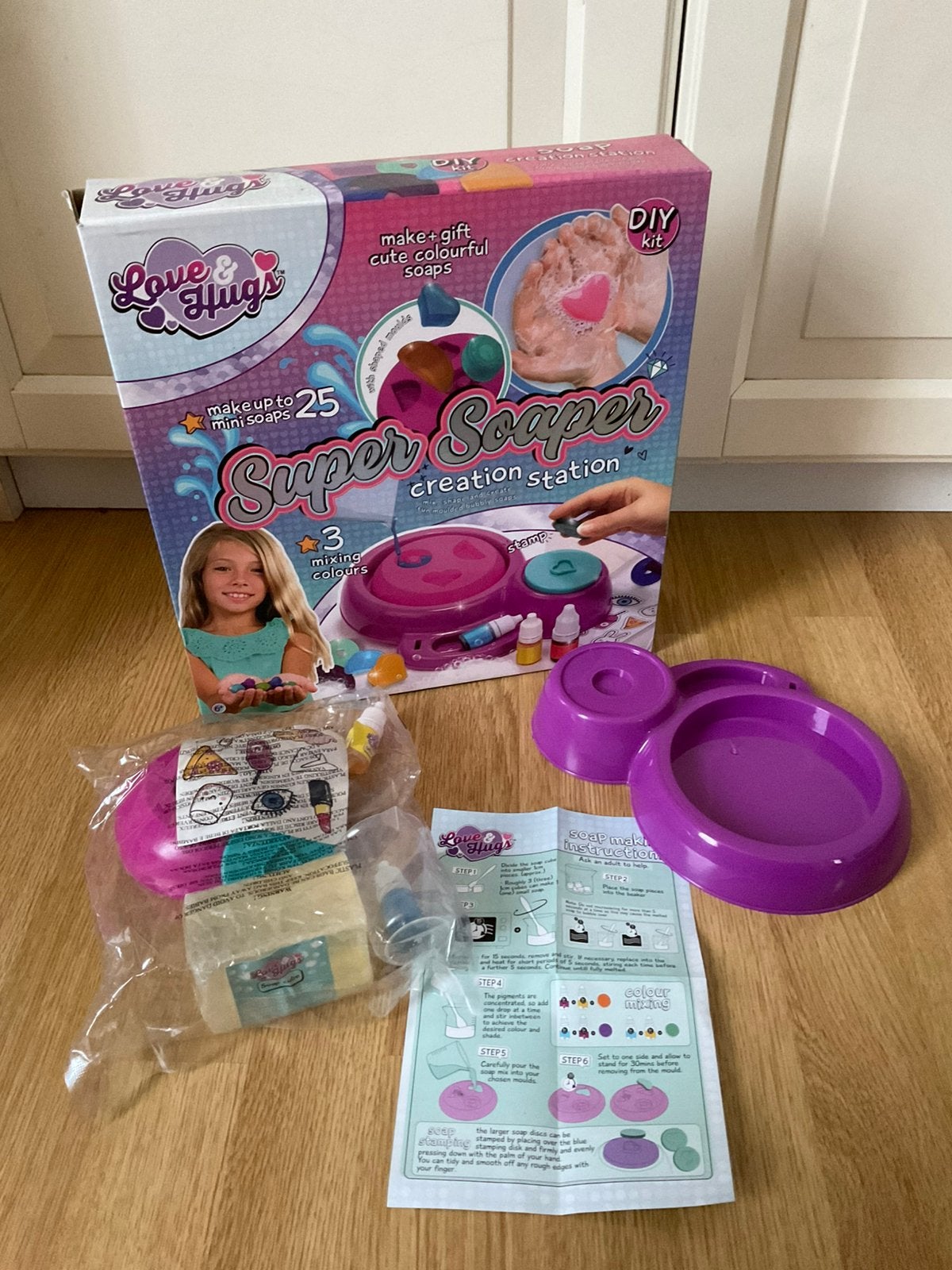 Zelf zeepjes maken Super Soaper creation station Love & Hugs, Ophalen of Verzenden, Nieuw, Knutselen
