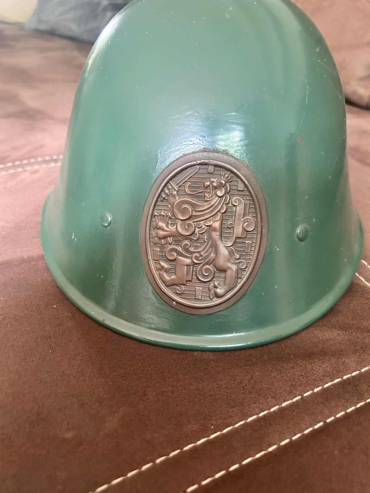 KNIL M 38 verbliva knil helm, overgeschilderd, met embleem, Ophalen of Verzenden, Landmacht, Azië, Helm of Baret