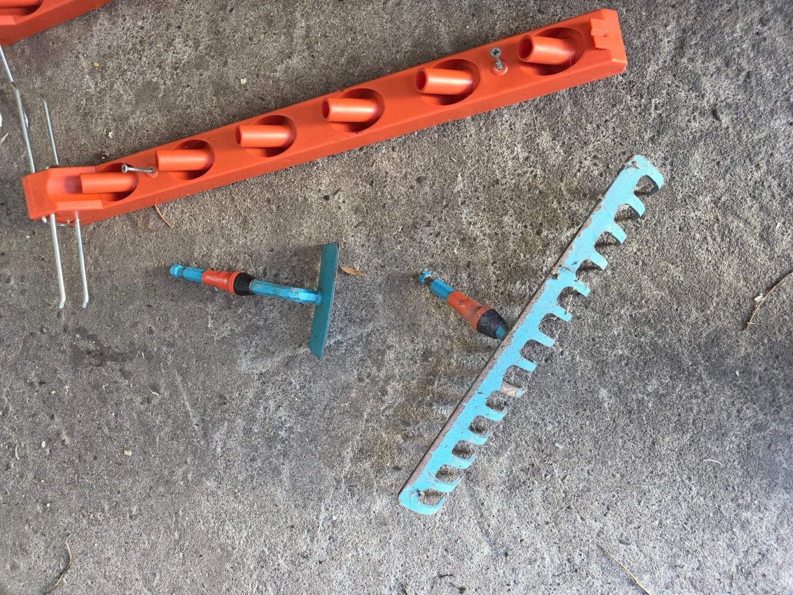 Diverse tuingereedschappen en 1 ophangsysteem, Tuin en Terras, Hand-tuingereedschap, Ophalen of Verzenden, Gebruikt, Hark, Onbekend