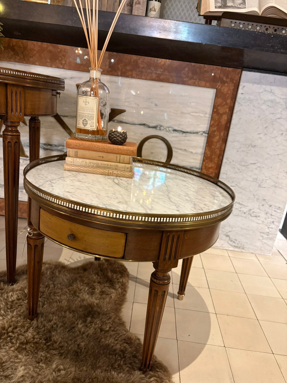 Franse bijzettafeltje, nesting table, marmer blad, uit 1950