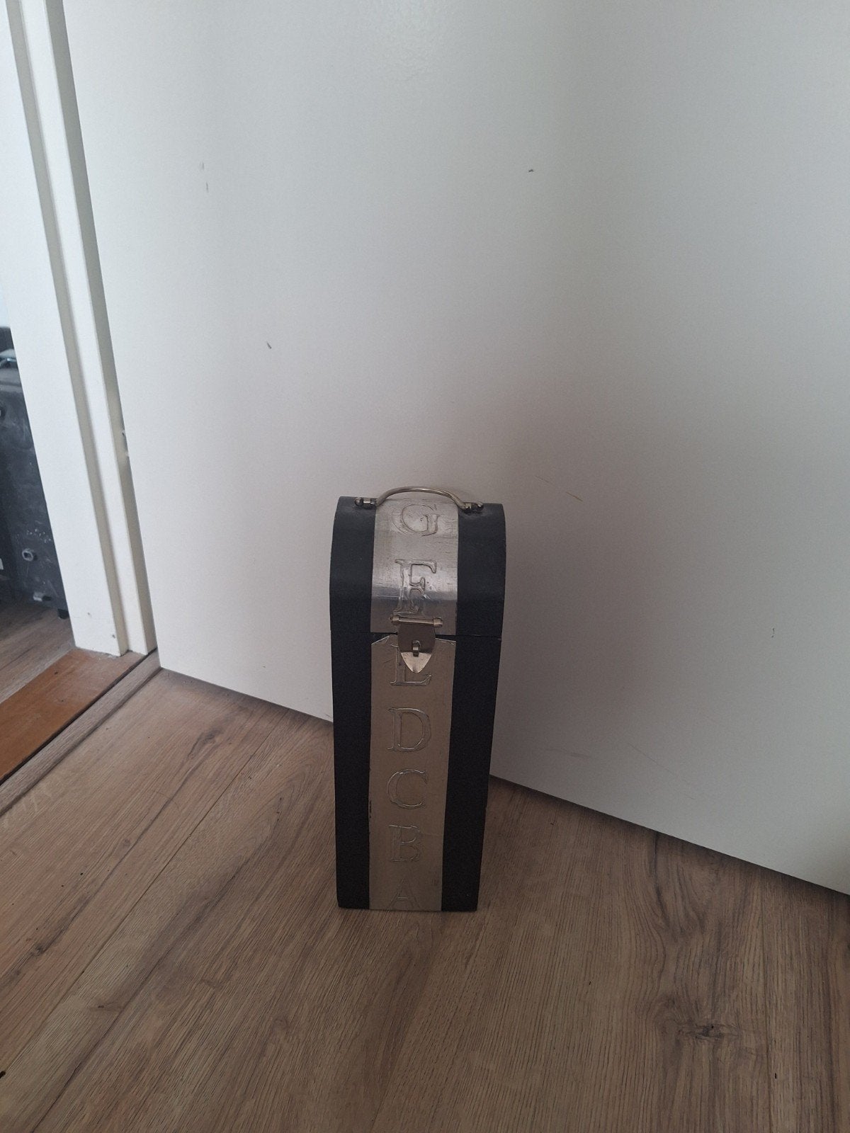 Decoratieve wijnkist met 'GEKOP' inscriptie, Ophalen