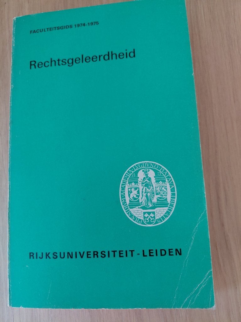 boek rechtsgeleerdheid, faculteitsgids 1974-1975, Boeken, Gelezen, Rijksuniversiteit Leiden, Ophalen of Verzenden, WO