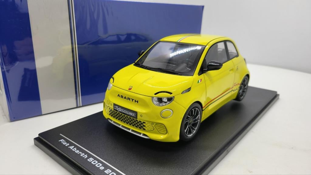 Fiat 500e Abarth, licht geel, 2024, Hobby en Vrije tijd, Modelauto's | 1:18, Ophalen of Verzenden, Nieuw, Overige merken